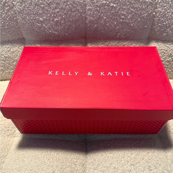 * NEW * NEVER WORN * Kelly & Katie Black and Tan Sandals - Size 8 - Nymie - Picture 2 of 11